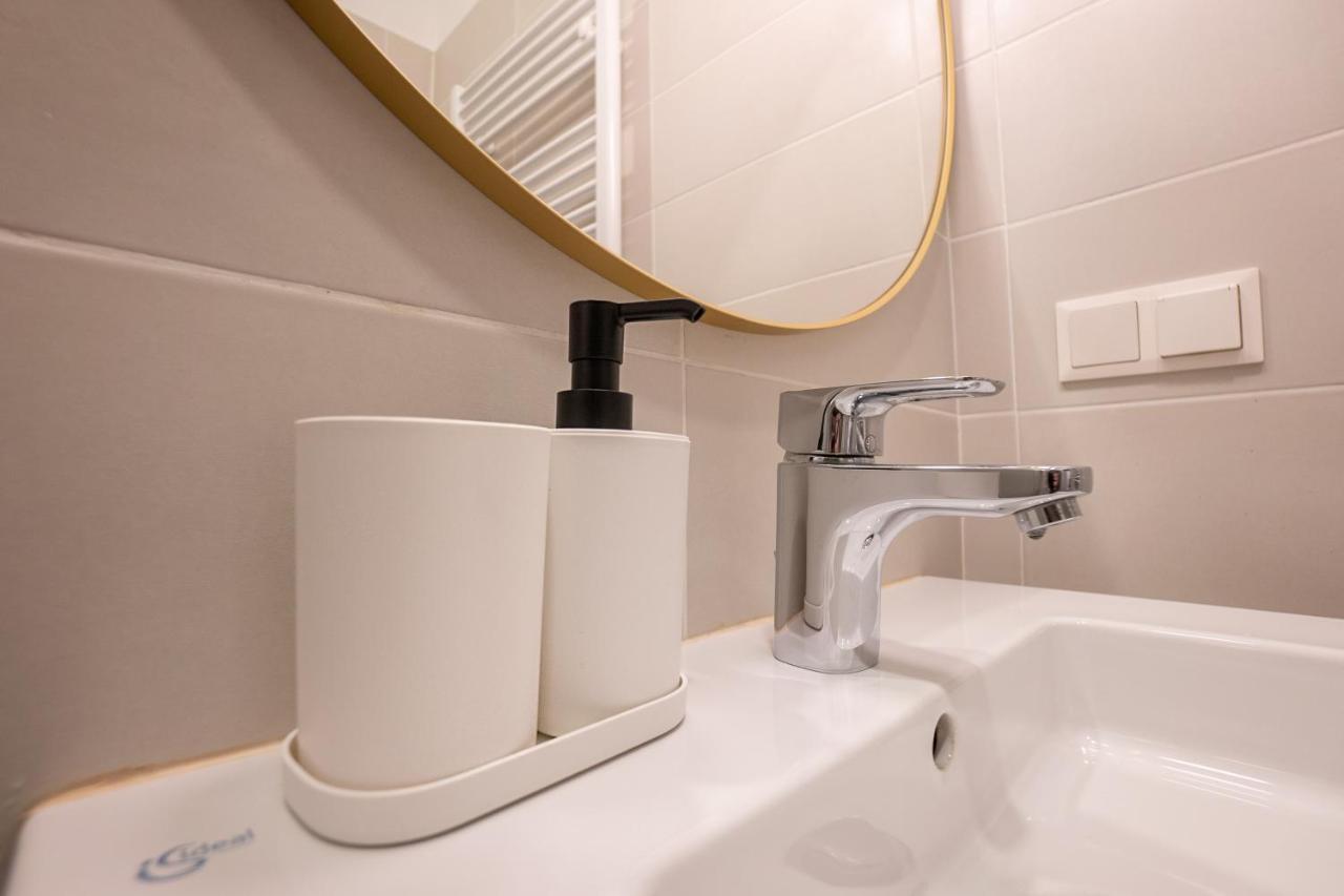Stylish Apartment With Dedicated Working Space And Super King-Size Bed Located Between City Centre And Donau River Vienna Esterno foto
