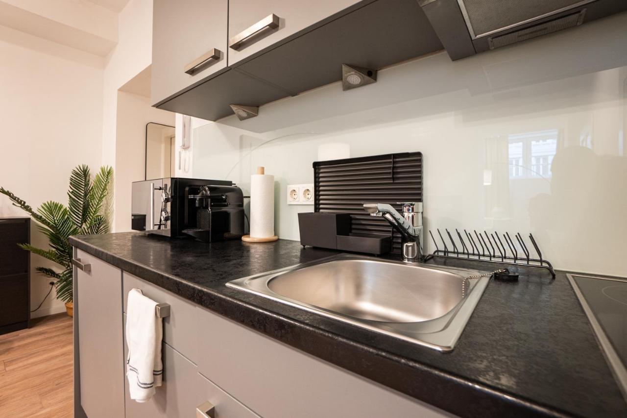 Stylish Apartment With Dedicated Working Space And Super King-Size Bed Located Between City Centre And Donau River Vienna Esterno foto